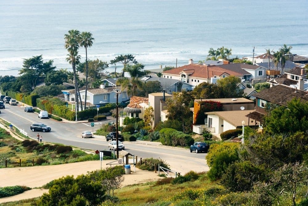 Casas en la ladera sobre la costa del Pacífico