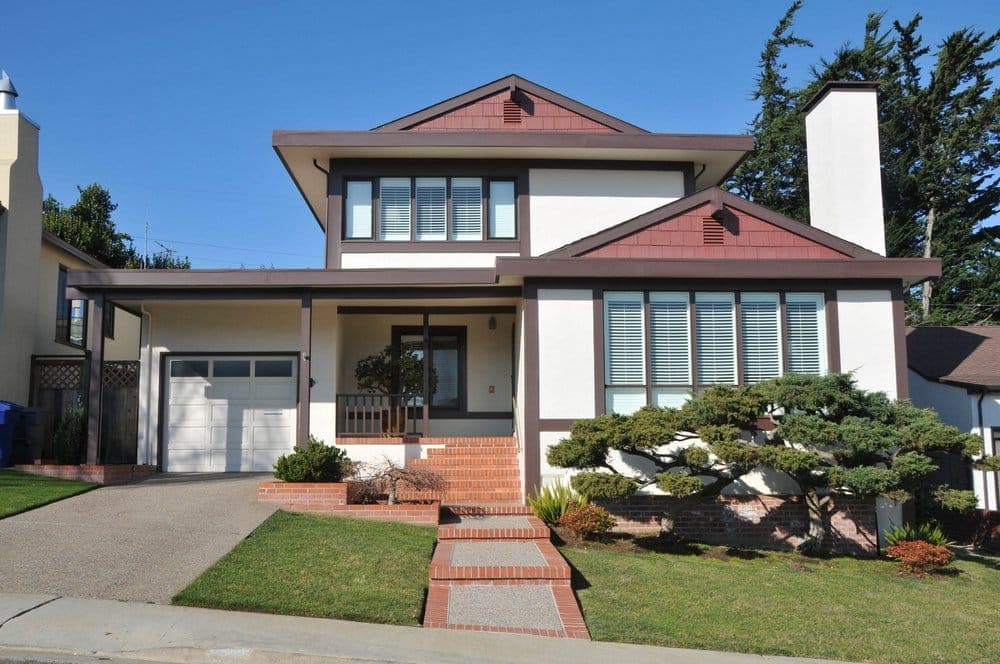 Casa de dos pisos estilo craftsman con jardín al frente